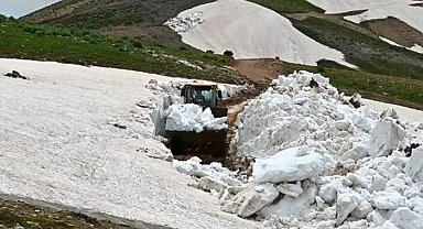 Bitlis'te karla mücadele sürüyor