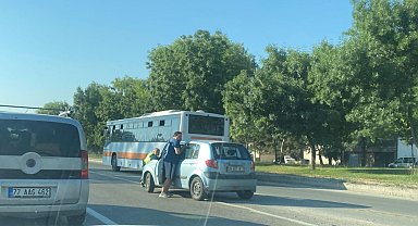 Bozulan aracı polis iterek kenara çekti