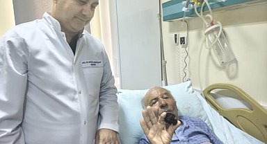 Bozyazı'da 4 santimetrelik mesane taşı tek parça halinde çıkarıldı.