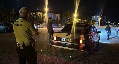 Burdur'da abartı egzoz kullanılan 2 araç trafikten men edildi