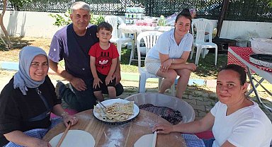 Burhaniye'de okul yararına gözleme yaptılar