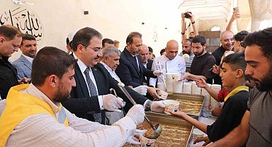 Canpolat vatandaşlarla aşure bereketini paylaştı