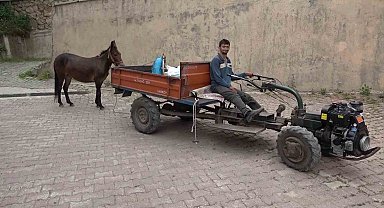 Çok sevdiği katırını peşinden hiç ayırmıyor