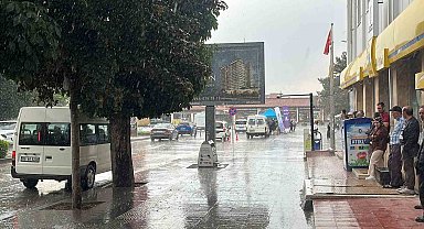 Çorum'da aniden bastıran sağanak vatandaşlara zor anlar yaşattı