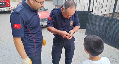 Çorum'da çatı kenarına sıkışan kuşu itfaiye kurtardı