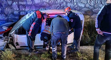 Çorum'da hafif ticari araç istinat duvarından yan yola uçtu: 2 yaralı