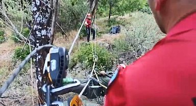 Dere kenarında mahsur kalan kardeşlerin yardımına jandarma yetişti