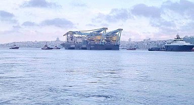 Dev vinç gemisi 'Saipem 7000' İstanbul Boğazı'ndan geçiyor