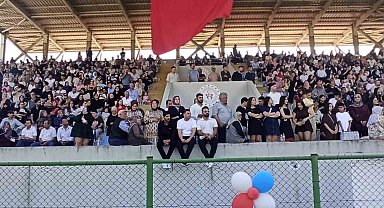 Devrek'te Üniversite öğrencileri mezuniyetlerini kep atarak kutladılar