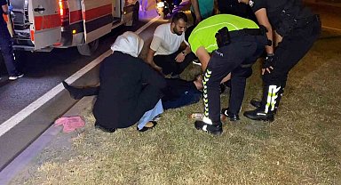 Devrilen motosikletten düşen genç yaralandı, annesi yanından ayrılmadı