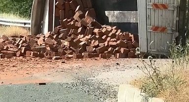 Elazığ'da tuğla yüklü kamyon devrildi: 1 yaralı
