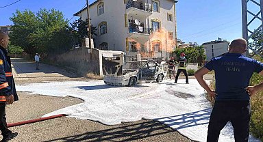 Elazığ'da yanan araç küle döndü