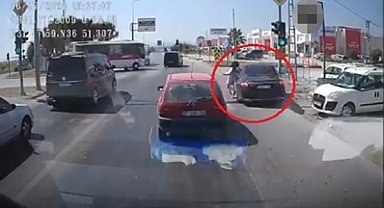 Emniyet şeridinden gelip genç kıza çarptı, o anlar araç kamerasında