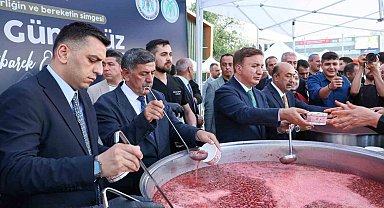 Erzincan'da vatandaşlara aşure ikram edildi