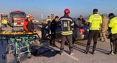 Erzurum'da otomobil kamyonete çarptı: 3 ölü, 3 yaralı
