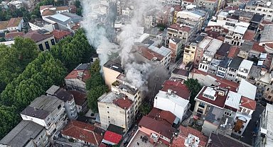 Fatih'te 5 katlı iş hanında yangın: 1 kişi kurtarıldı