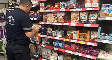 Germencik'te zabıta ekipleri marketlerde etiket ve son kullanma tarihi kontrolü yaptı