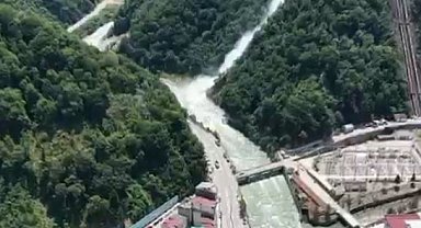 Giresun'da HES tahliyesiyle oluşan yapay şelale görsel şölen sunuyor