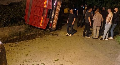 Giresun'da yaş çay yüklü kamyon devrildi
