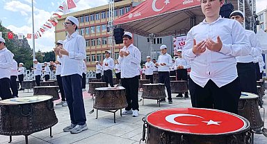 Hatimle pişirilen aşureler vatandaşlara dağıtıldı