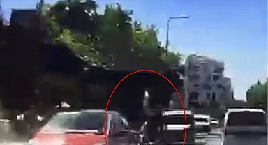 İki şeridin arasına daldı, iki araca çarptı: Feci kaza kamerada