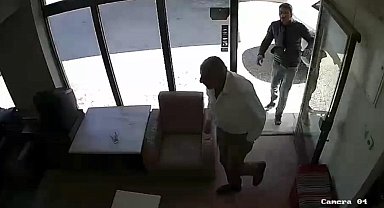 İsteği reddedilince dükkan basan saldırgan komşularının boğazına bıçak dayayıp aracına hasar verdi