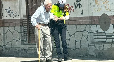 Kadın trafik polisi yaşlı vatandaşın yardımına koştu