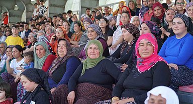 Kadınların ilgi gösterdiği futbol turnuvası başladı: Tepeler seyirciyle doldu