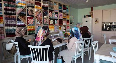 Kalabalıktan sıkıldılar, hayallerini örgü kafeyle gerçeğe dönüştürdüler