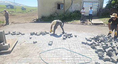 Kars'ta köylerde kilit parke taşı yol çalışmaları başladı