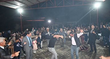 Kaymakam Türker, piste çıkıp yeni evlenen çiftin mutluluğuna ortak oldu