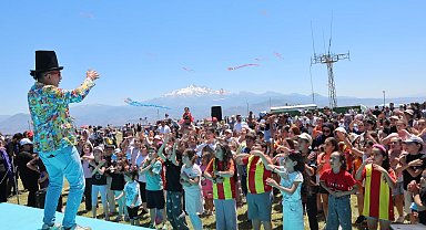 Kocasinan'da uçurtmalar gökyüzünü renklendirdi