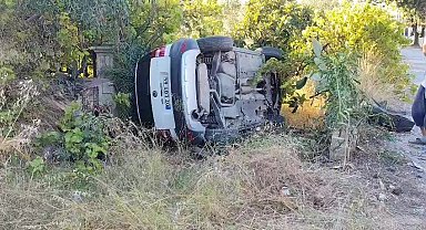 Manavgat'ta otomobil bahçeye uçtu