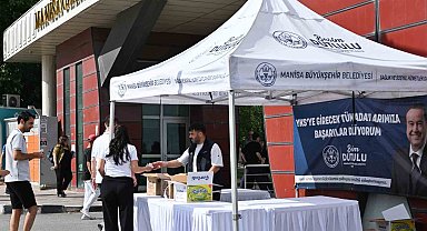Manisa Büyükşehir'den YKS adaylarına su ve limonata ikramı