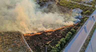 Mersin'de çıkan yangın evlere ve ormana ulaşmadan söndürüldü