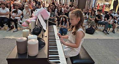 Miniklerin piyano resitali mest etti
