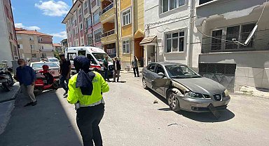 Motosiklet hareket eden otomobile çarptı: Anne ile kızının yaralandığı kaza kameraya yansıdı