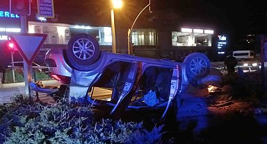 Motosiklet ile çarpışan otomobil takla atarak ters döndü: 1'i ağır 4 yaralı