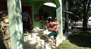 Mudurnu er meydanında fair-play: Acı çeken rakibini kucağında taşıdı, imdadına seyirci yetişti