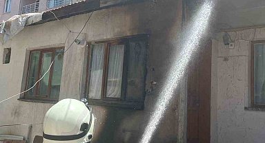 Müstakil evin çatısına çıkan yangın büyümeden söndürüldü