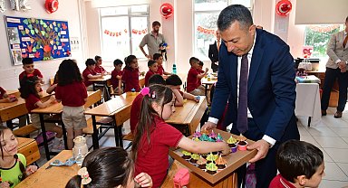 Önce karne sonra kek dağıttı