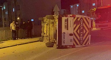 Otomobilin çarptığı işçi servisi yan yattı: 7 yaralı