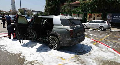 Park halindeki araç yangında kullanılmaz hale geldi