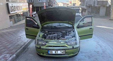 Park halindeki araçtaki yangını vatandaşlar söndürdü