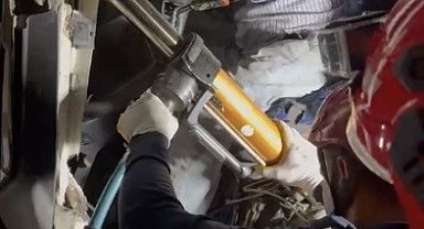 Park halindeki kamyona arkadan çarpan çekicinin sürücüsü yaralandı