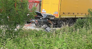 Park halindeki tıra çarpan otomobilde 2 kişi hayatını kaybetti