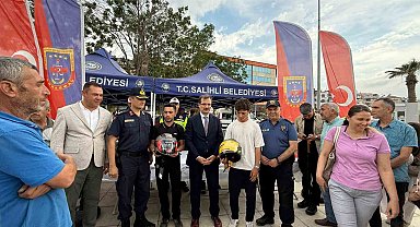 Salihli'de motosiklet sürücülerine kask dağıtıldı