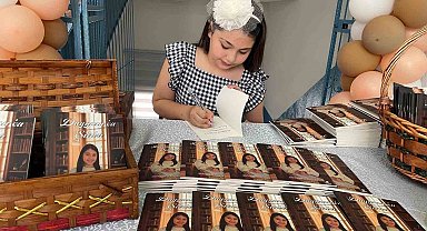 Sanatçı annenin kızı, 10 yaşında şiir kitabı çıkardı