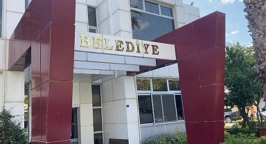 Seferihisar Belediyesine yönelik gerçekleştirilen rüşvet ve yolsuzluk soruşturması kapsamında adliyeye sevk edilen Seferihisar Belediye Başkanı İsmail Yetişkin tutuklandı.