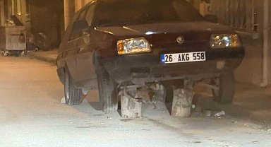 Sokak ortasonda kütükler üzerine bırakılan araç dikkat çekti